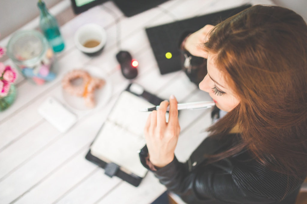 Image d'une entrepreneure en réflexion sur son projet